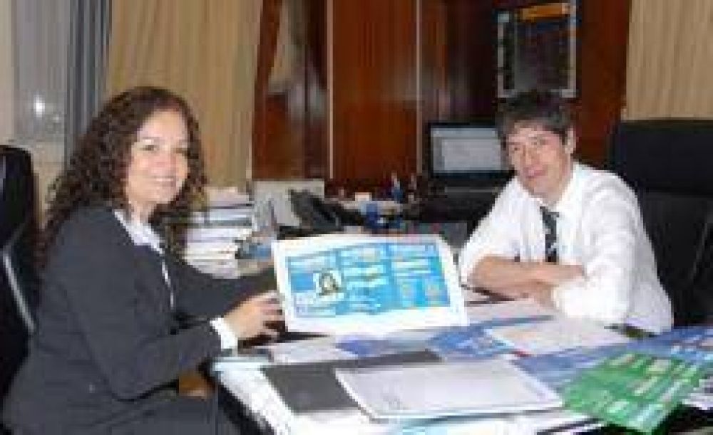 Tere Luna se sigue sacando fotos en los despachos de funcionarios ultra K