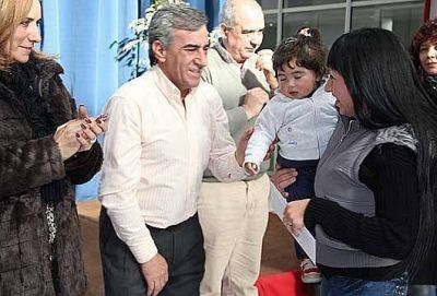 �Malvinas Argentinas no se pone de rodillas�