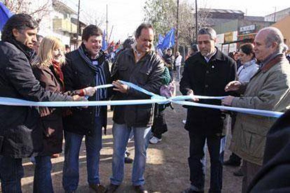 El Gobernador Scioli y Ferraresi inauguraron obras p�blicas en Villa Luj�n