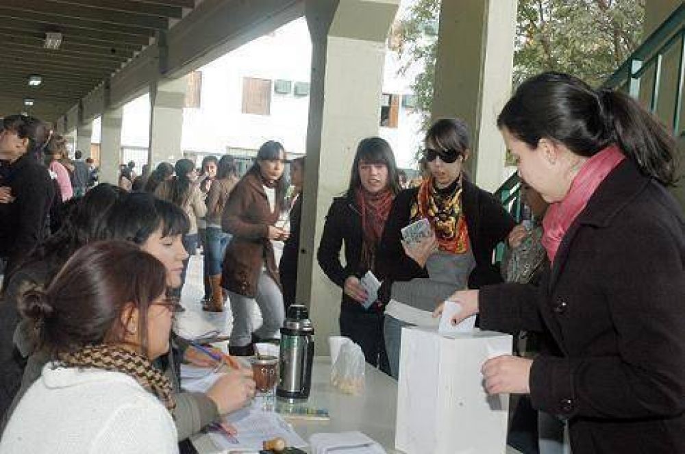 UNCA: se cierran hoy las urnas y comienzan las negociaciones