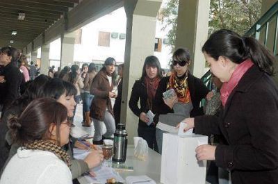 UNCA: se cierran hoy las urnas y comienzan las negociaciones