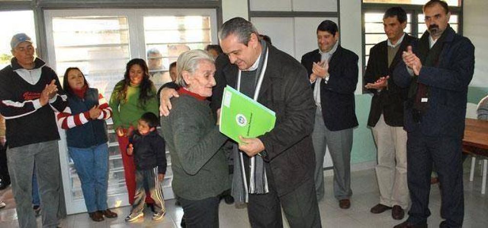 El gobierno provincial entreg� ambulancia, 50 t�tulos de propiedad y herramientas 