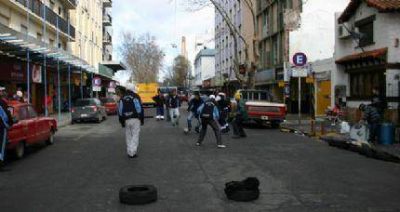 Sigue la protesta: Ahora los trabajadores del Puerto armaron un �picadito�
