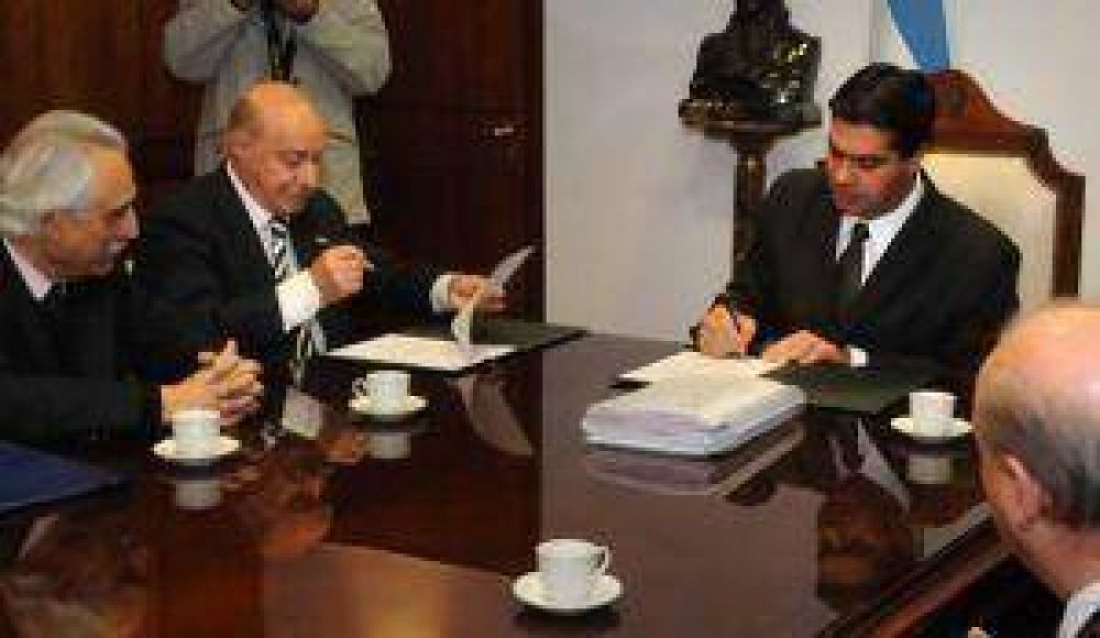 Gobierno y el CFI firmaron convenio para continuar con las mensuras de lotes fiscales
