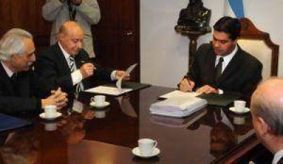 Gobierno y el CFI firmaron convenio para continuar con las mensuras de lotes fiscales