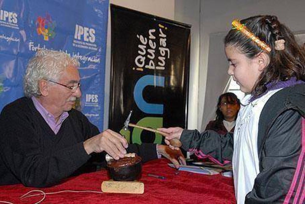 EL BAST�N DE MANDO DEL PR�XIMO PRESIDENTE Pallarols cincel� junto a vecinos de Luj�n Mi�rcoles//El reconocido orfebre lleg� a nuestra ciudad para trabajar junto a los lujanenses en el tallado del bast�n de mando que recibir� el pr