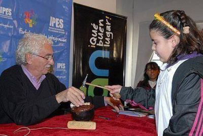 EL BAST�N DE MANDO DEL PR�XIMO PRESIDENTE Pallarols cincel� junto a vecinos de Luj�n Mi�rcoles//El reconocido orfebre lleg� a nuestra ciudad para trabajar junto a los lujanenses en el tallado del bast�n de mando que recibir� el pr