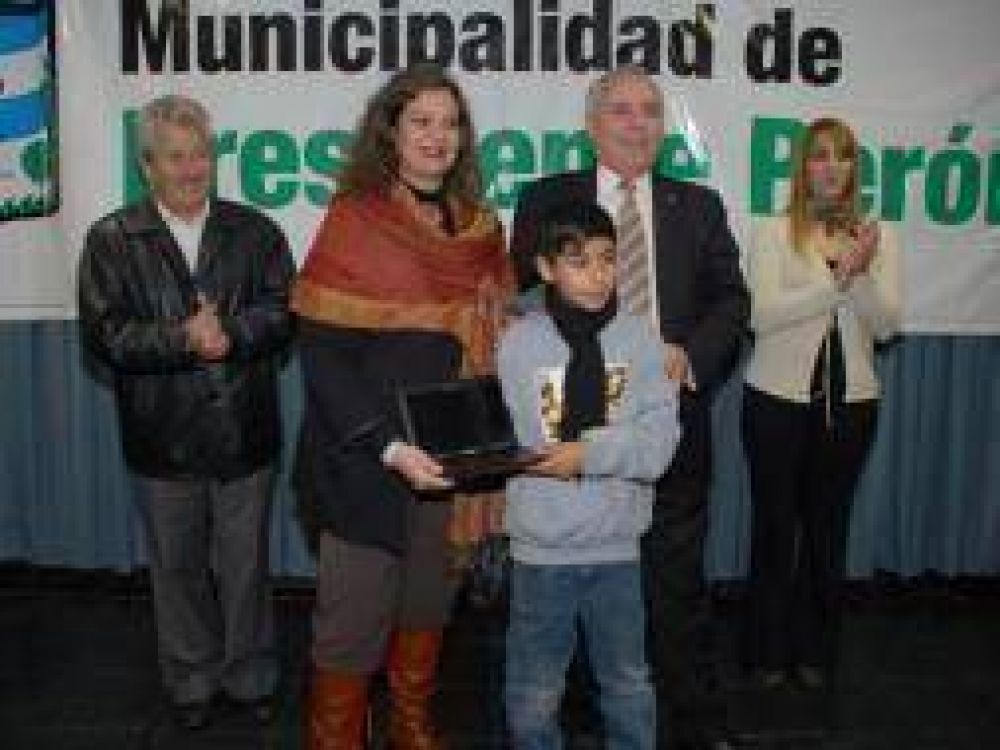 Presidente Per�n: Intendente Regueiro entreg� netbooks