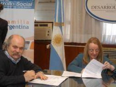 Alicia Kirchner firm� acuerdos con intendentes del conurbano para asistencia social
