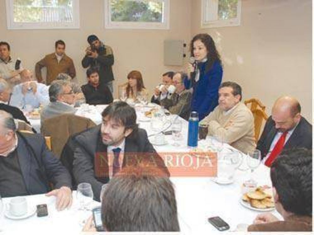 TERESITA LUNA:�No es una confrontaci�n de nombres sino de proyectos� 