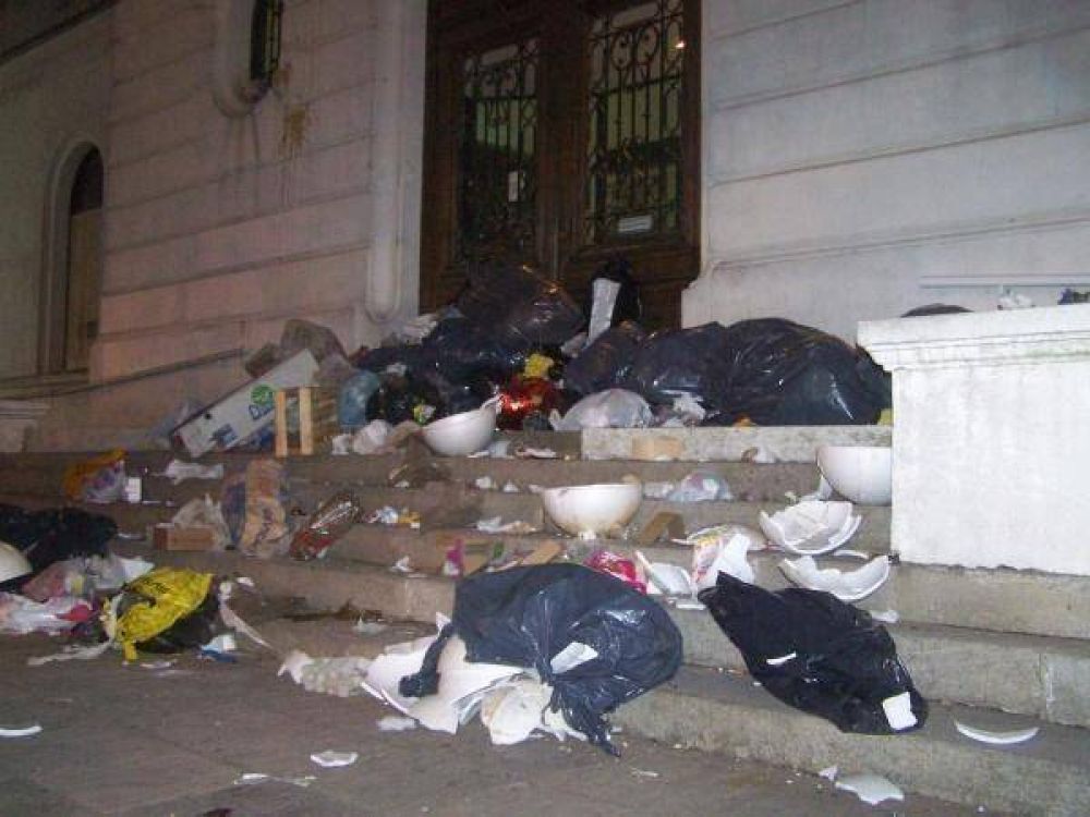 Arrojaron basura en la entrada a la Municipalidad