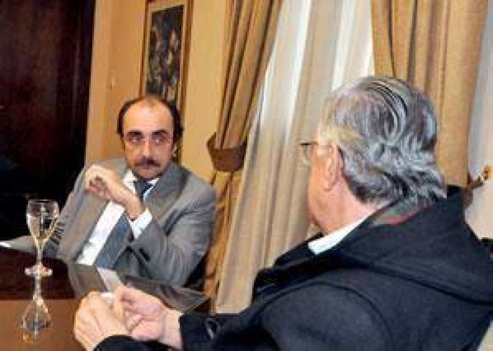 Extensa reuni�n del embajador de Uruguay con Gioja