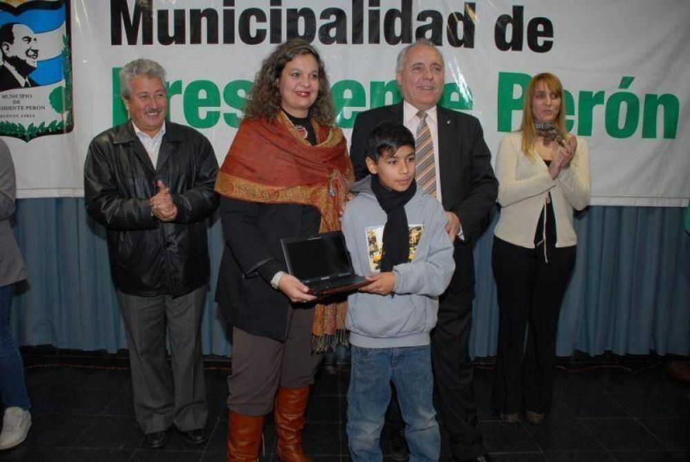 PTE. PER�N - Programa Conectar Igualdad: Intendente Regueiro entreg� netbooks a alumnos de secundaria 302