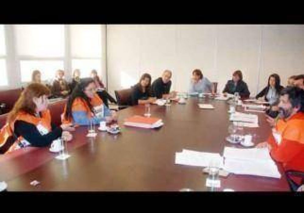 Pechen recibi� a padres de alumnos de las EPET