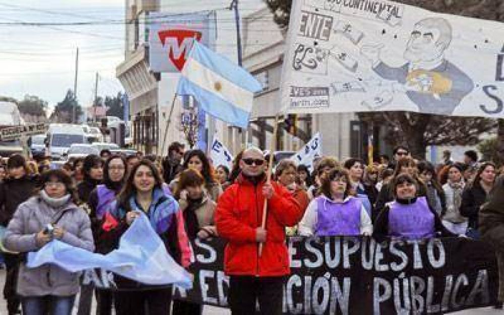 Los docentes le pidieron a Buzzi que intervenga en sus reclamos