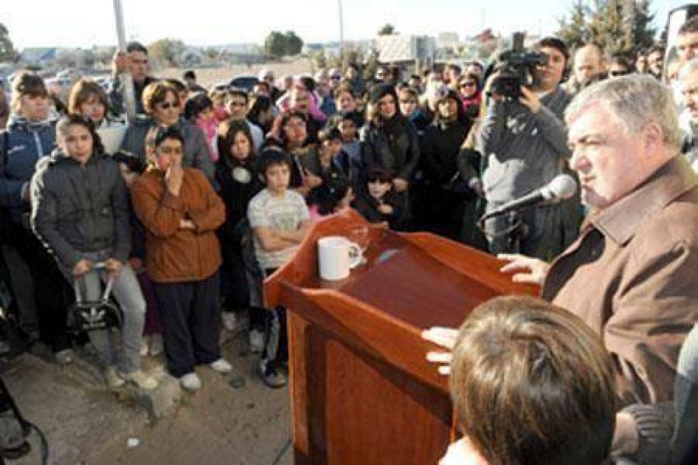 Se entregaron 30 nuevas casas en Rawson