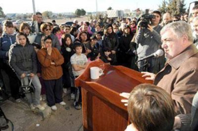 Se entregaron 30 nuevas casas en Rawson