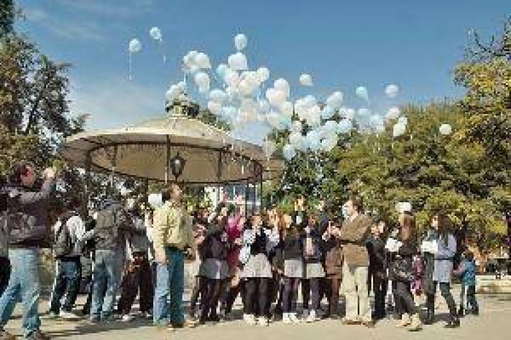 J�venes emprendedores soltaron globos en la plaza Libertad