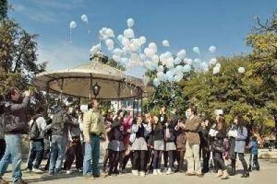 J�venes emprendedores soltaron globos en la plaza Libertad