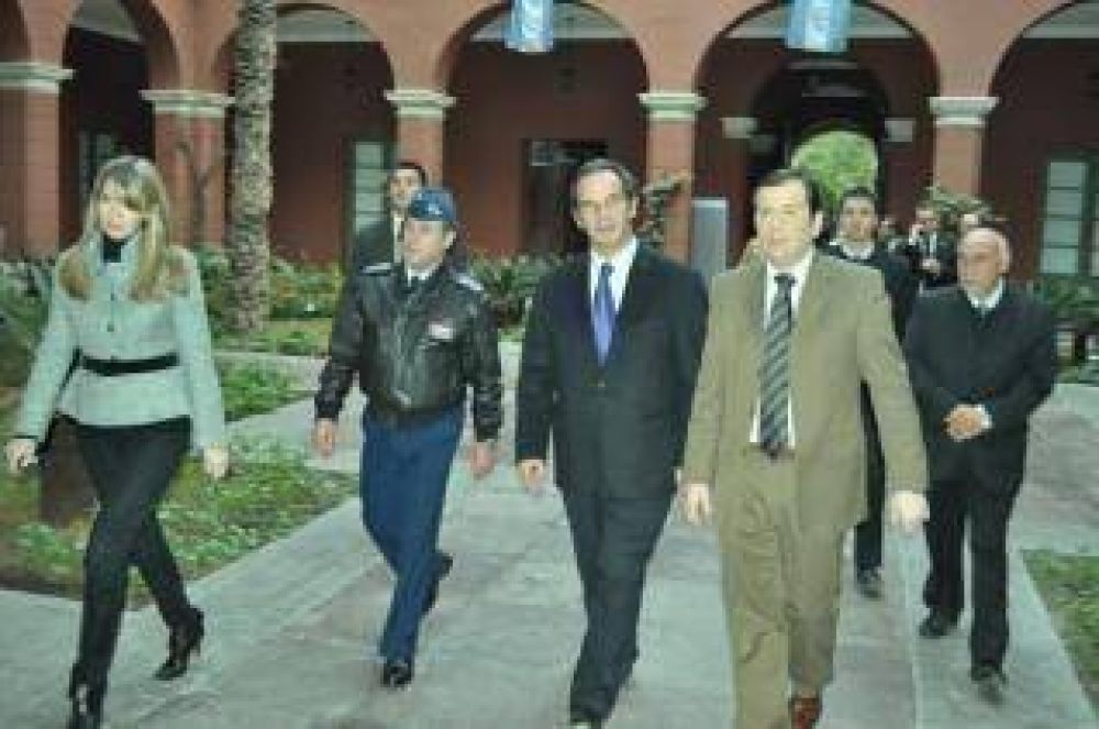 El Gobernador Zamora mantuvo una reuni�n con el Ministro de Defensa de Chile