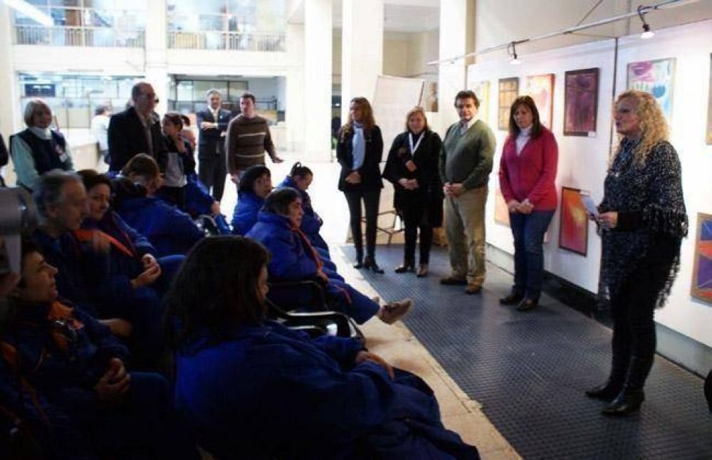 El Centro de D�a �Cosechando Tiempo� abri� una muestra de arte