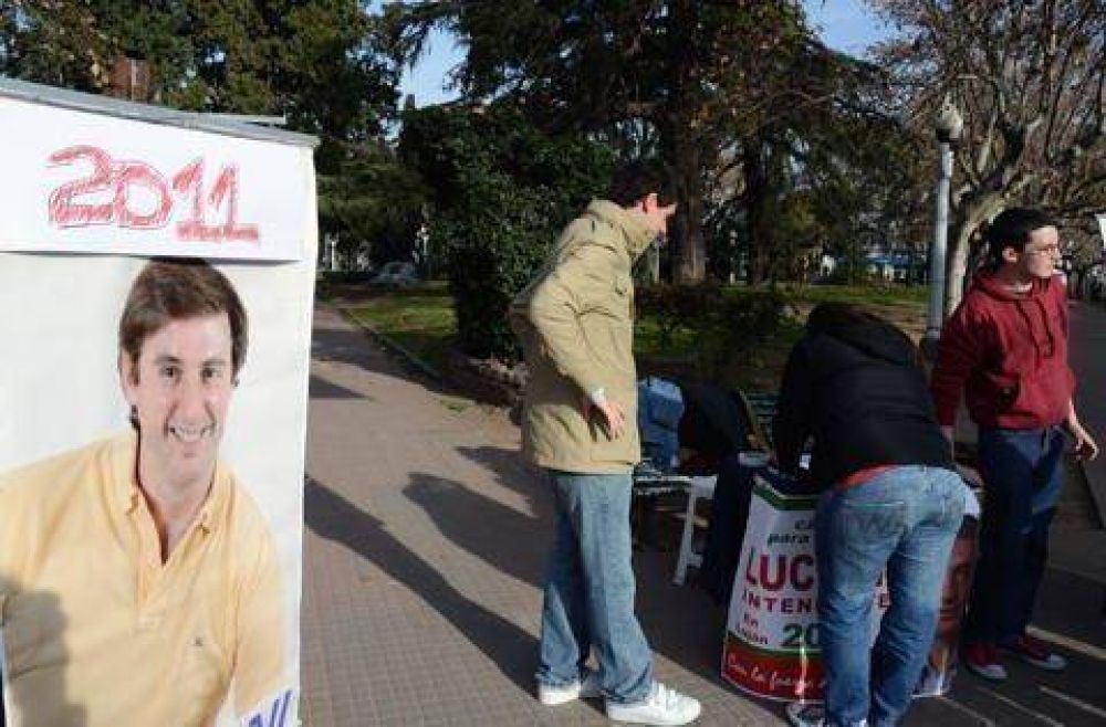 J�venes militantes buscan firmas y adhesiones para respaldar la candidatura de Luciani