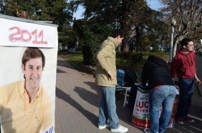 J�venes militantes buscan firmas y adhesiones para respaldar la candidatura de Luciani