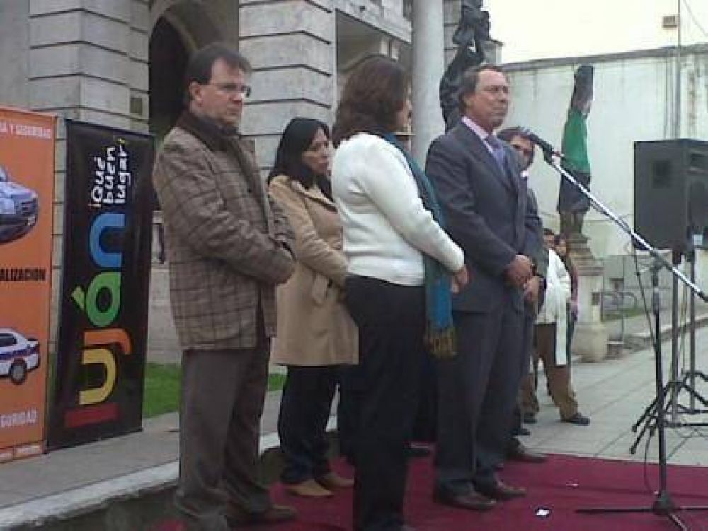 Con la presencia del Ministro Casal se realiz� la entrega de nueve patrulleros