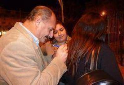 Integrantes del Frente por Campana repartieron banderas en la Rocca anticipando el 9 de Julio