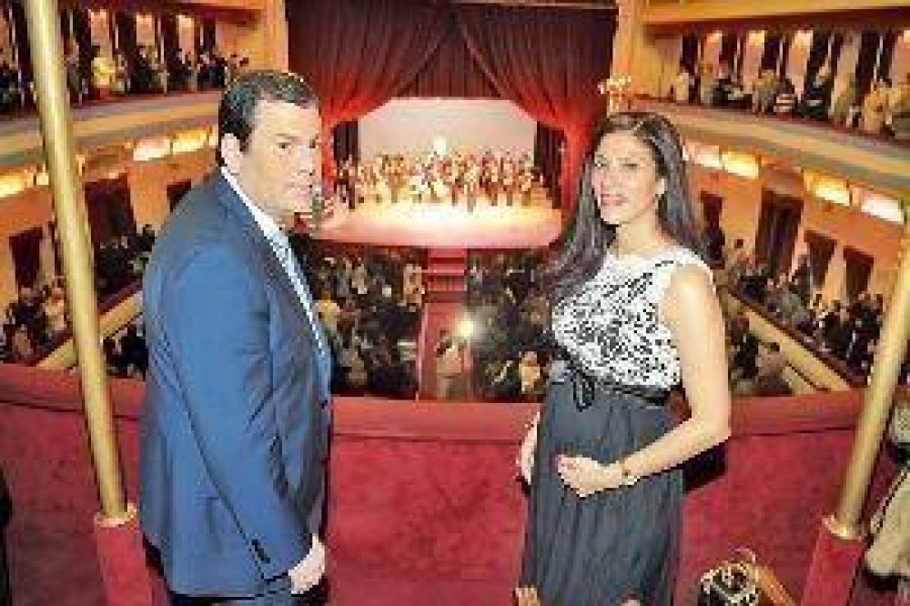 Colorida Velada de Gala para recibir el D�a de la Independencia