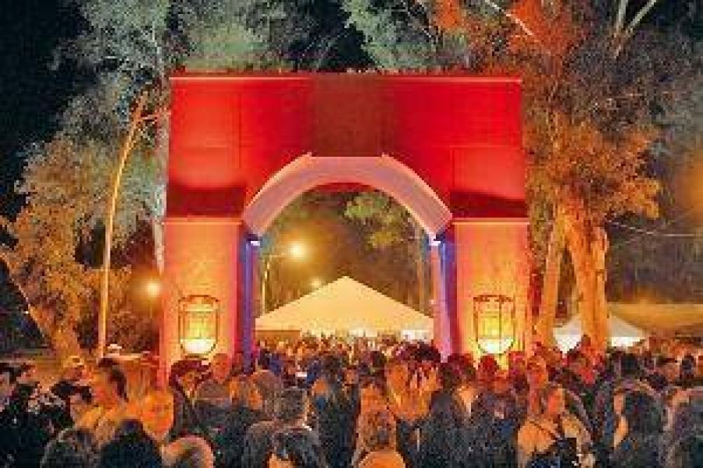 Una multitud asisti� a la inauguraci�n de la Feria Artesanal 2011