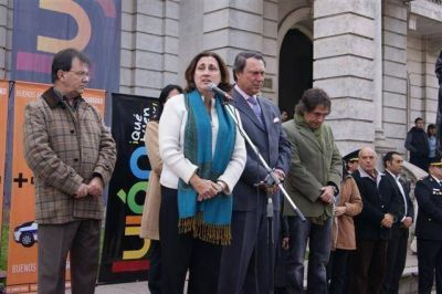 LUJ�N - LA INTENDENTA ROSSO JUNTO AL MINISTRO CASAL HICIERON ENTREGA DE LOS NUEVOS M�VILES POLICIALES