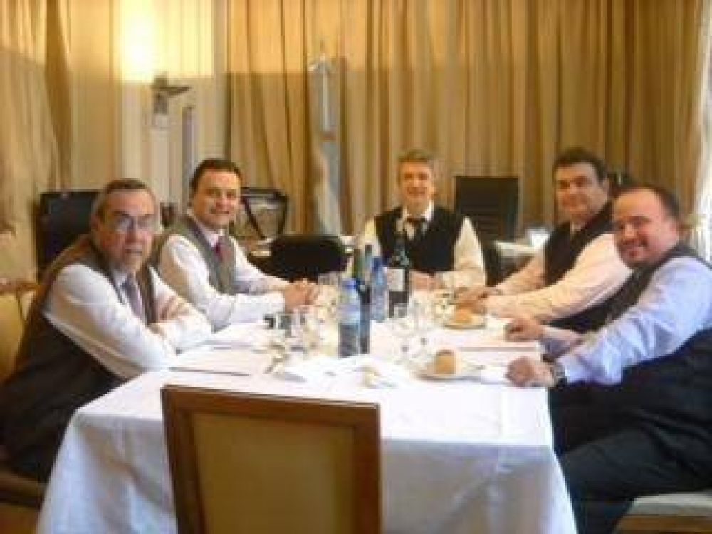 SAN MART�N - DANIEL IVOSKUS ALMORZ� EN CASA ROSADA CON GUSTAVO L�PEZ 