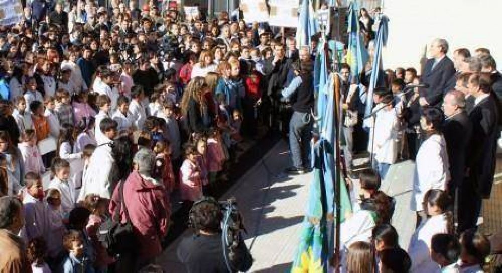 Una escuela espera por las promesas de asfalto del Intendente