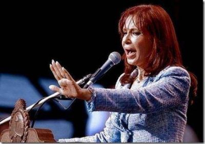 La apuesta al todo o nada de Cristina tensa la cuerda
