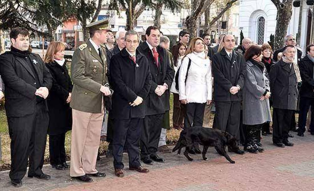 El buen clima acompa�� el multitudinario desfile del D�a de la Independencia