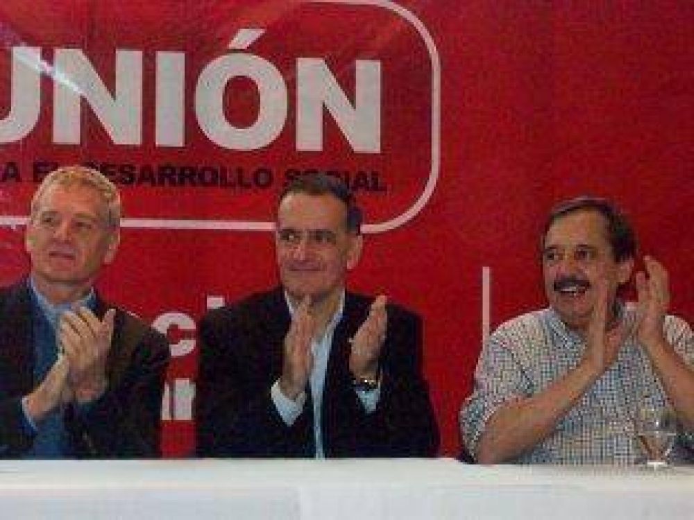 Erro presento junto a Ricardo Alfonsin y De Narv�ez sus candidatos a concejales y consejeros escolares
