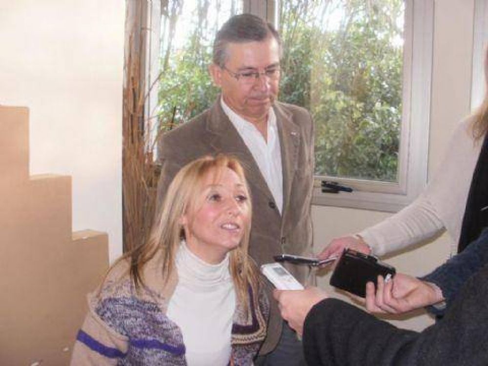 M�nica L�pez tach� de �incapaz� a Daniel Scioli 