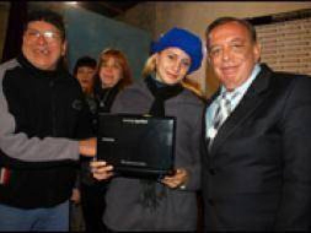 Pilar: Intendente Z�ccaro entreg� netbooks de Conectar Igualdad