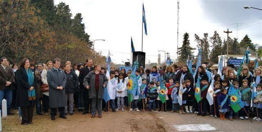 LUJ�N - LA INTENDENTA ENCABEZO EN PUEBLO NUEVO EL ACTO POR  EL DIA DE LA INDEPENDENCIA