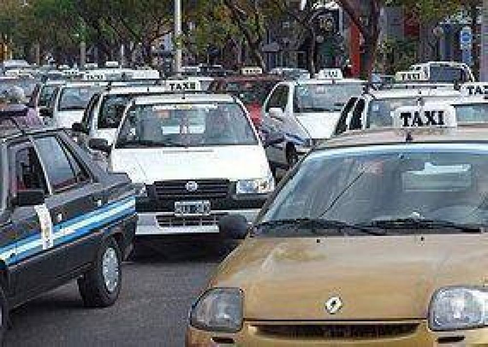 Analizan un aumento para las tarifas de taxis