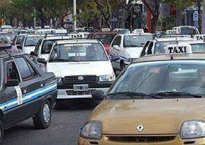 Analizan un aumento para las tarifas de taxis