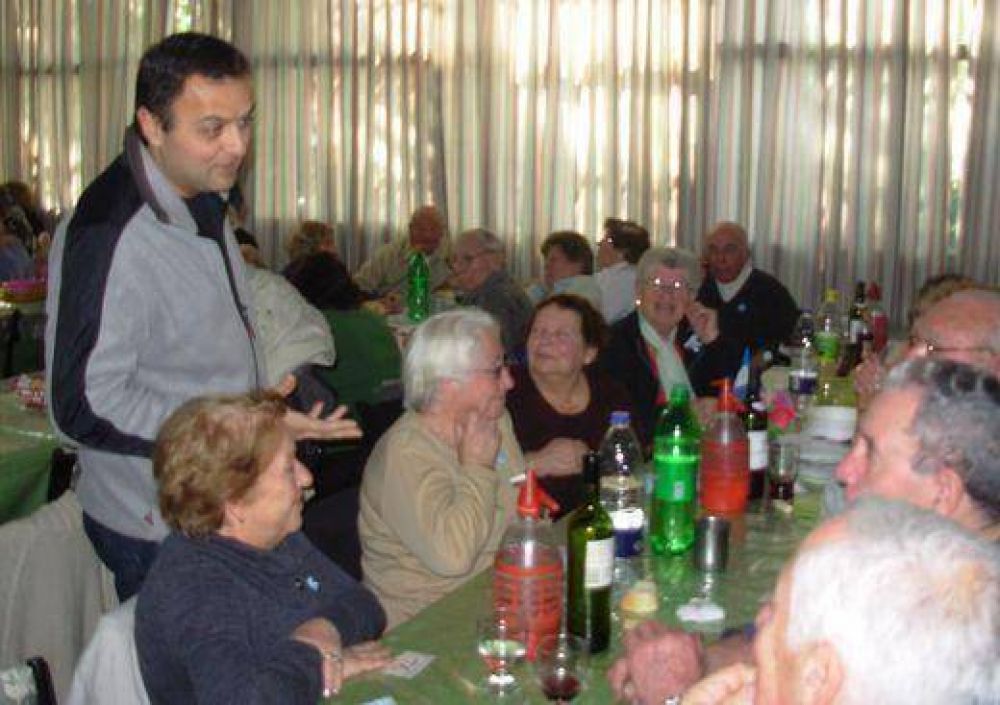 Daniel Ivoskus de campa�a con abuelos, empanadas y locro