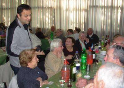 Daniel Ivoskus de campa�a con abuelos, empanadas y locro