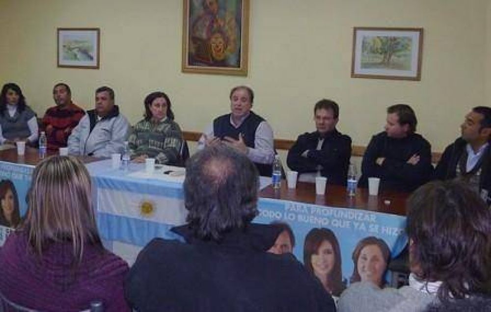 Junto al concejal Van�n, Graciela Rosso se reuni� con vecinos que apoyan su candidatura