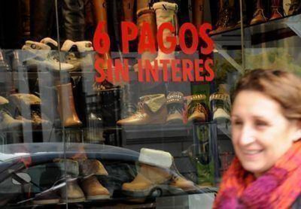 Por la inflaci�n, la gente adelanta sus compras y las financia a un a�o