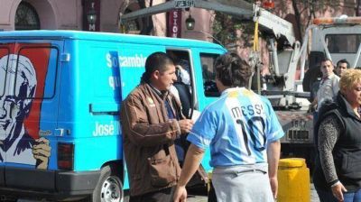 Las camionetas de De la Sota, en infracci�n