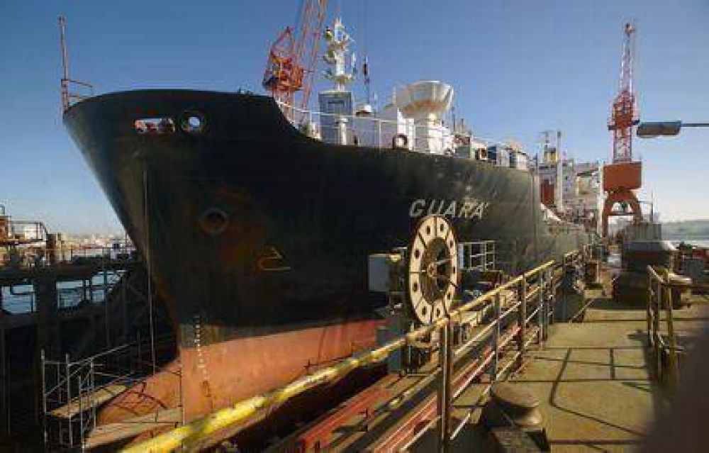 Reparan en el puerto marplatense buque gas�fero de la empresa Petrobras