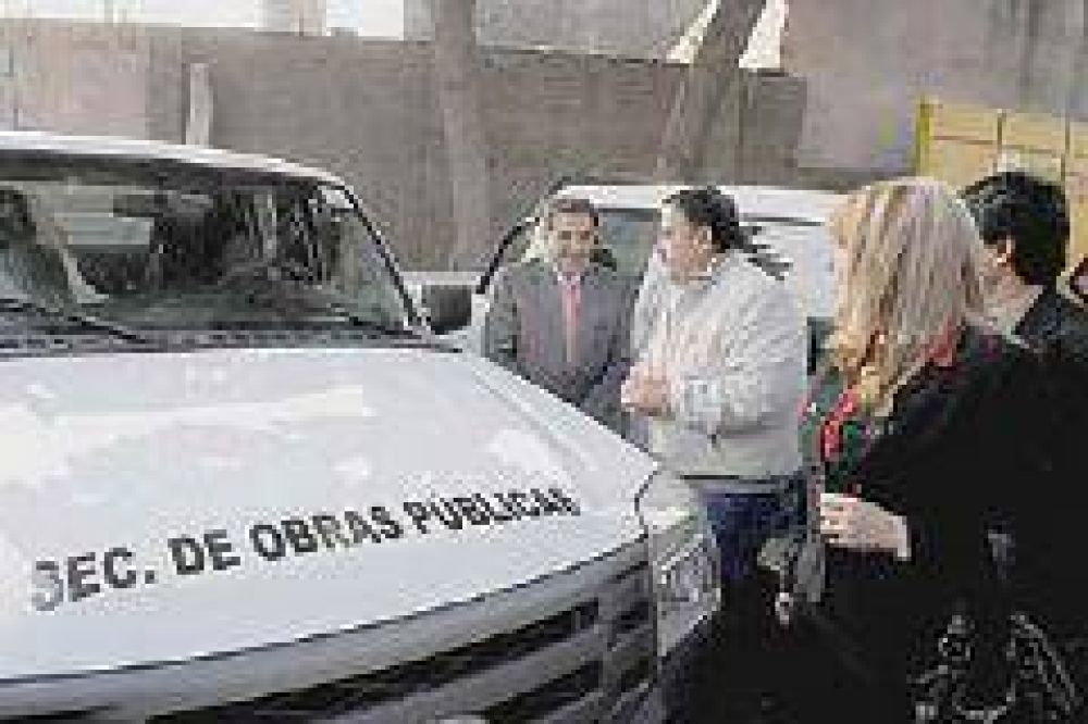 Para la comuna Beder Herrera y Quintela entregaron 70 veh�culos 