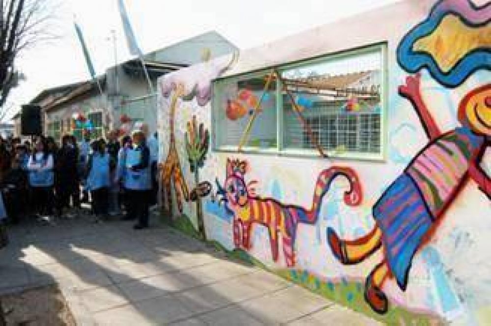 SAN MARTN - DANIEL IVOSKUS PARTICIP DEL DESCUBRIMIENTO DE UN MURAL EN EL JARDIN DE INFANTES 907 